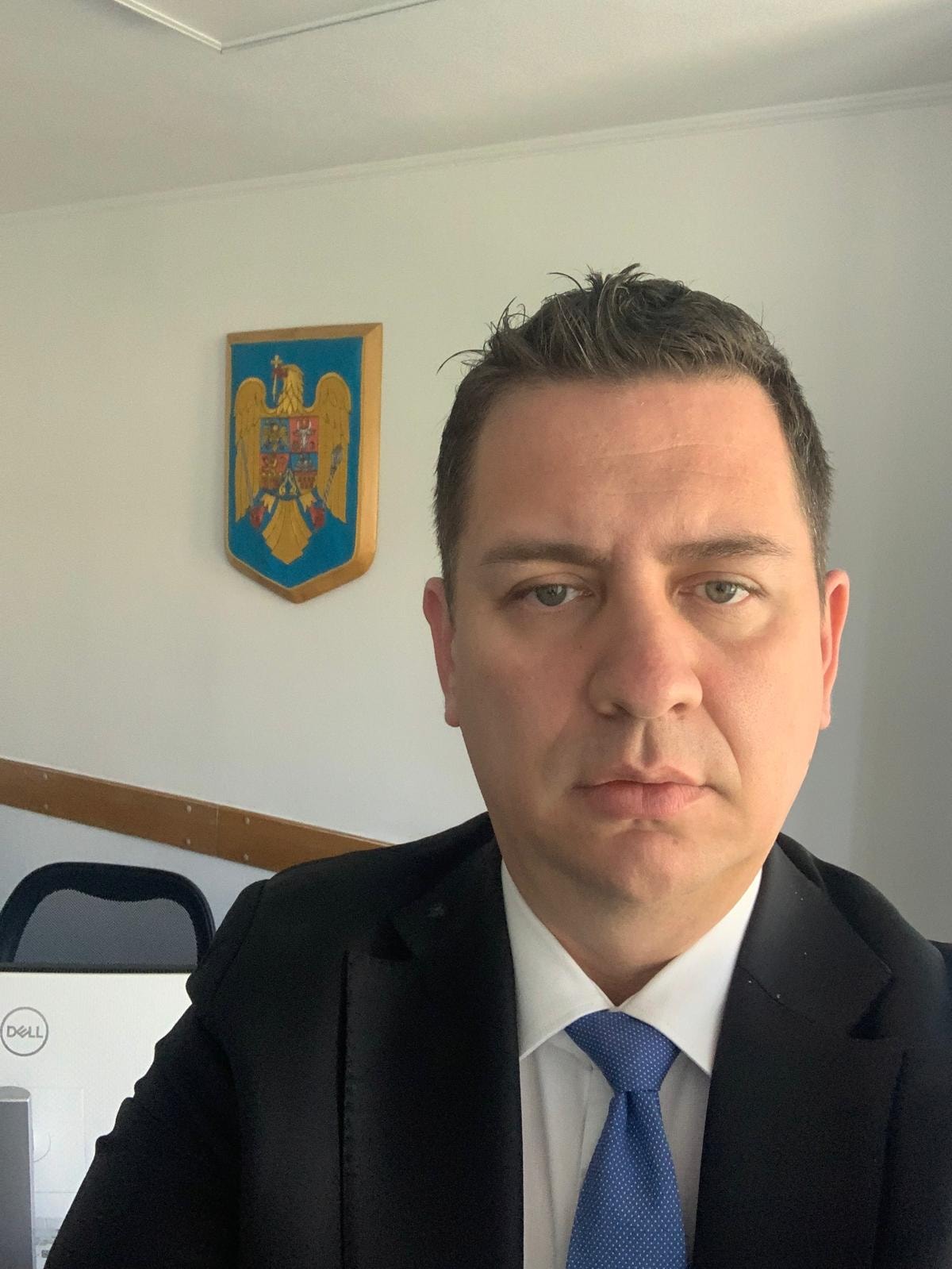 Ovidiu&nbsp;Wlassopol, primul soț al Olguței Vasilescu, făc&acirc;ndu-și un selfie la birou, cu stema Rom&acirc;niei &icirc;n spate, &icirc;n timp ce era &icirc;mbrăcat &icirc;ntr-o cămașă albă, un sacou negru și purta o cravată albastră cu picățele