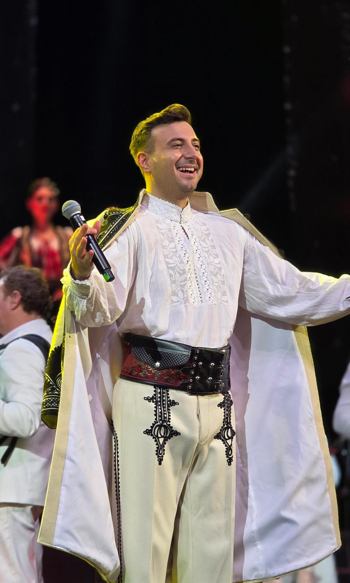Valentin Sanfira pe scenă, z&acirc;mbitor, bucur&acirc;ndu-se de interacțiunea cu fanii care au mers la concertul lui
