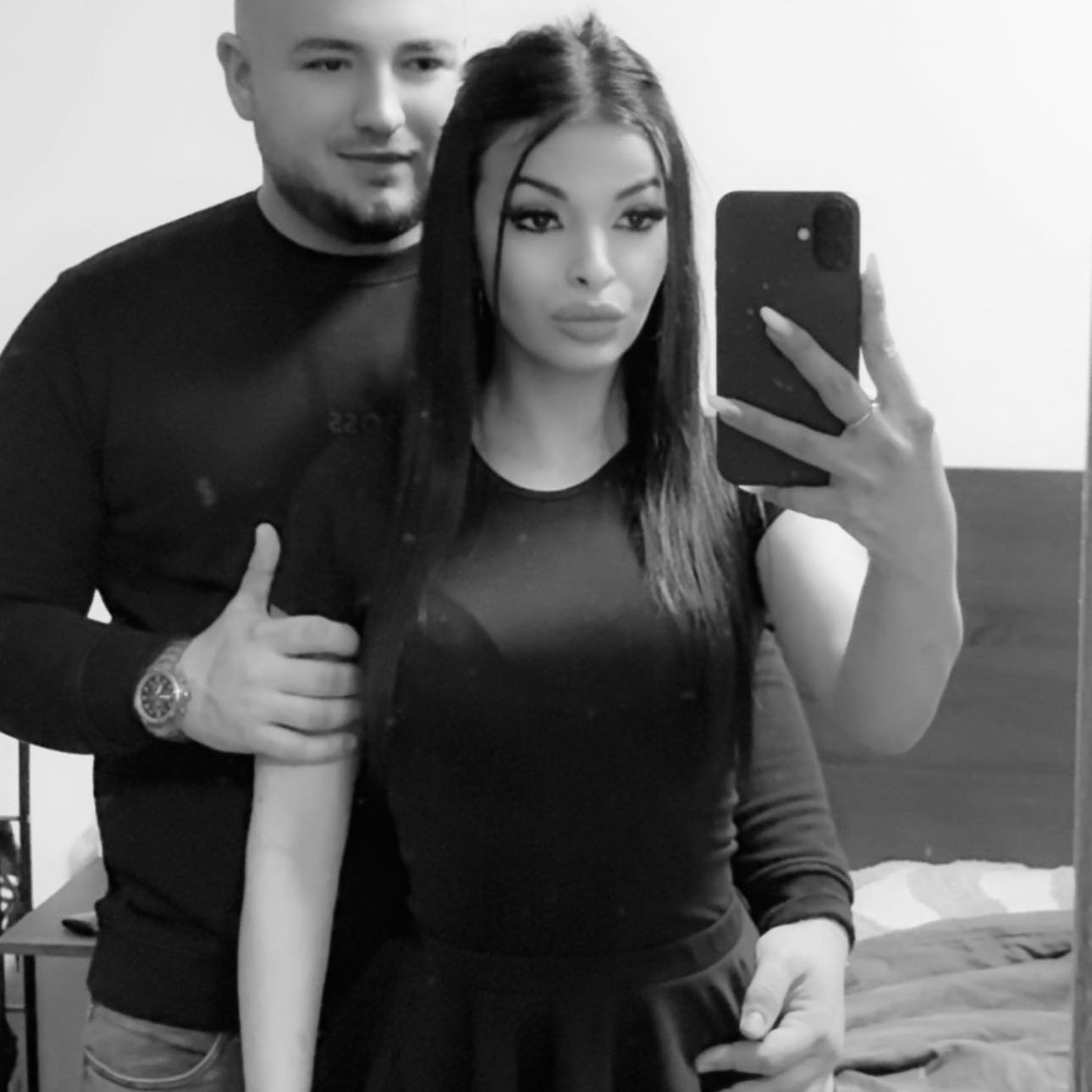 Denisa, t&acirc;năra moartă &icirc;n accidentul de l&acirc;ngă&nbsp;Amzacea&nbsp;, făc&acirc;ndu-și un selfie &icirc;n oglindă alături de soțul ei