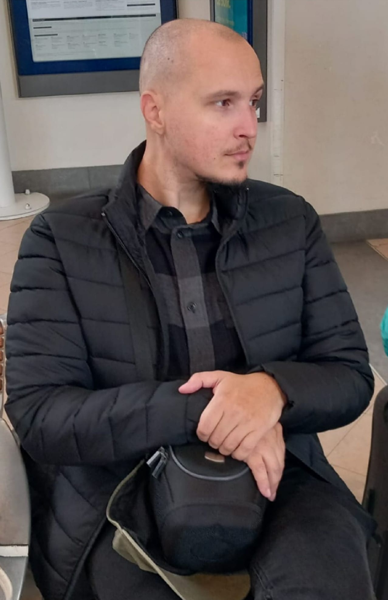 Andrei, fiul actorilor&nbsp;Adi&nbsp;Cărăuleanu și Doina&nbsp;Deleanu, &icirc;mbrăcat &icirc;n negru, st&acirc;nd pe un scaun, privind &icirc;ntr-o parte &icirc;n timp ce ține &icirc;n poală o borsetă pe care &icirc;și ține m&acirc;inile
