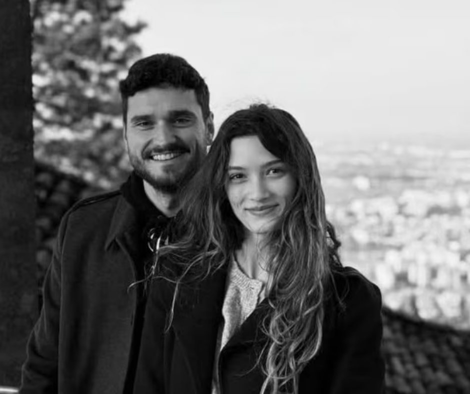 Imagine alb-negru cu Alexandru Viorel Ichim și Sarah Ernani, privind z&acirc;mbitori spre obiectivul camerei de fotografiat, &icirc;n timp ce erau am&acirc;ndoi &icirc;mbrăcați &icirc;n negru