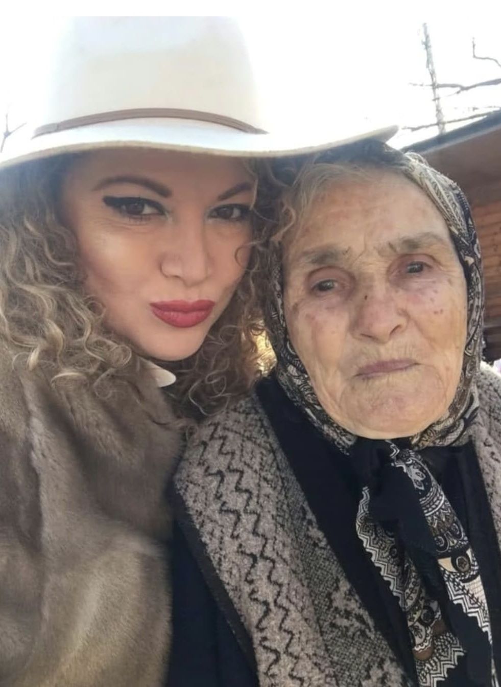 Oana Lis alături de bunica ei, Vasilica, &icirc;mbrăcate asortat &icirc;n negru și nuanțe de gri și bej
