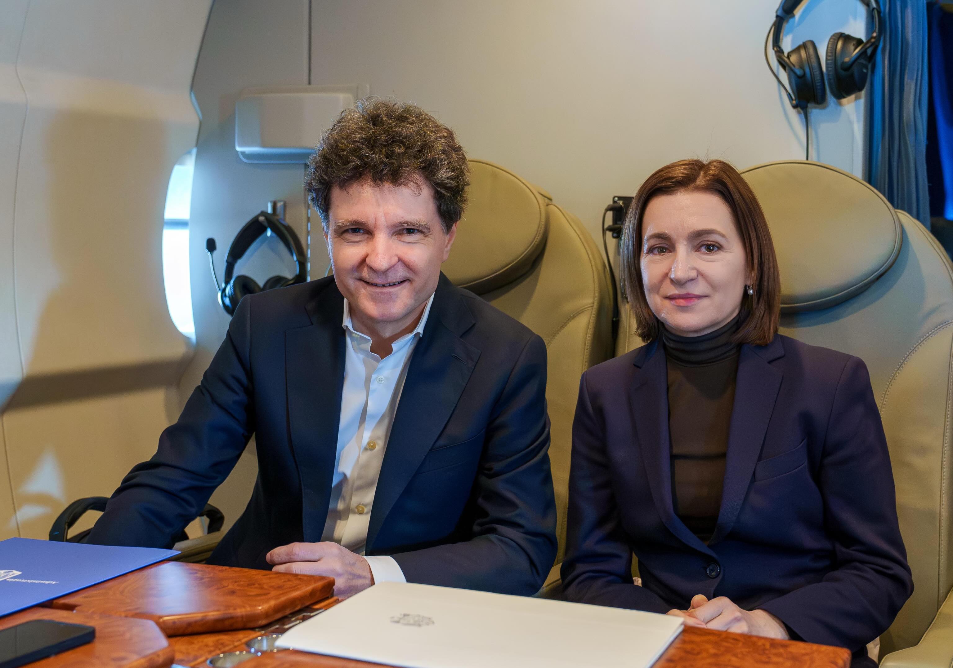 Nicușos Dan și Maia Sandu &icirc;n avion, &icirc;n drum spre Erevan, capitala Armeniei, &icirc;mbrăcați formal, &icirc;n costume bleumarin