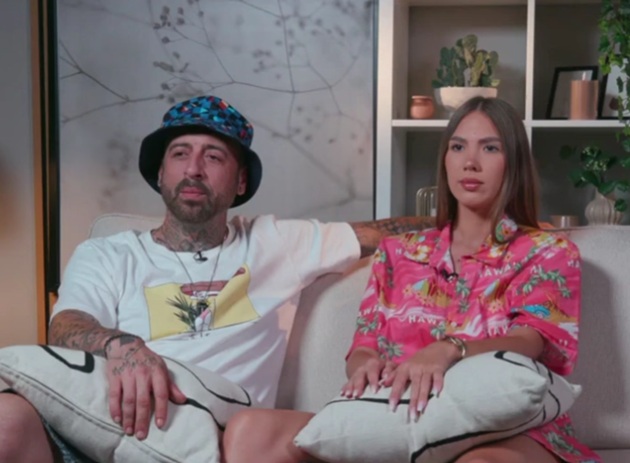 CRBL și Olga&nbsp;Guțanu st&acirc;nd &icirc;mpreună pe canapea, cu niște perne &icirc;n brațe, &icirc;n timp ce filmau pentru o emisiune TV