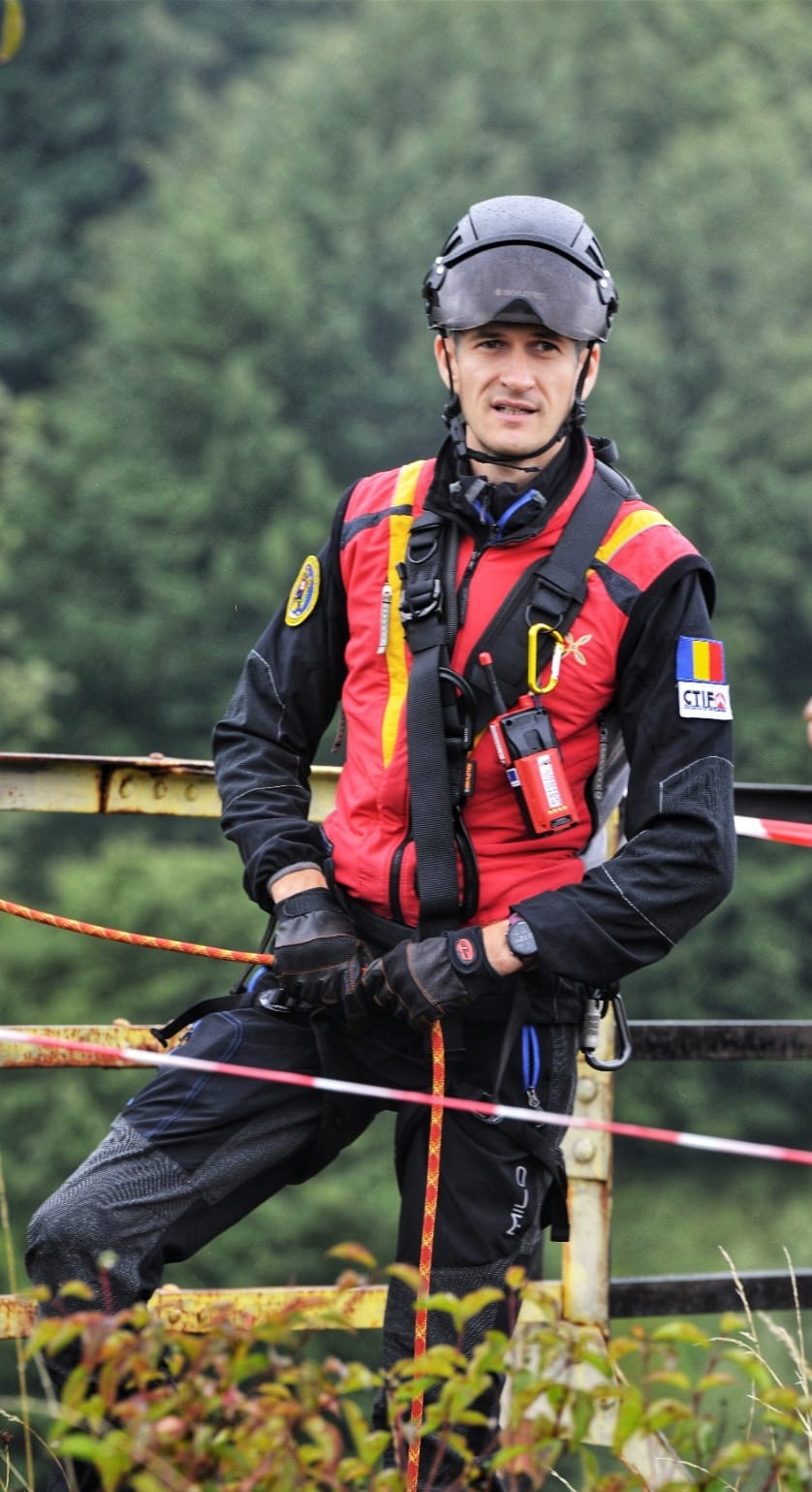 Dan&nbsp;Colniceanu pe un pod, &icirc;mbrăcat cu echipamentul de protecție și cu cască pe cap
