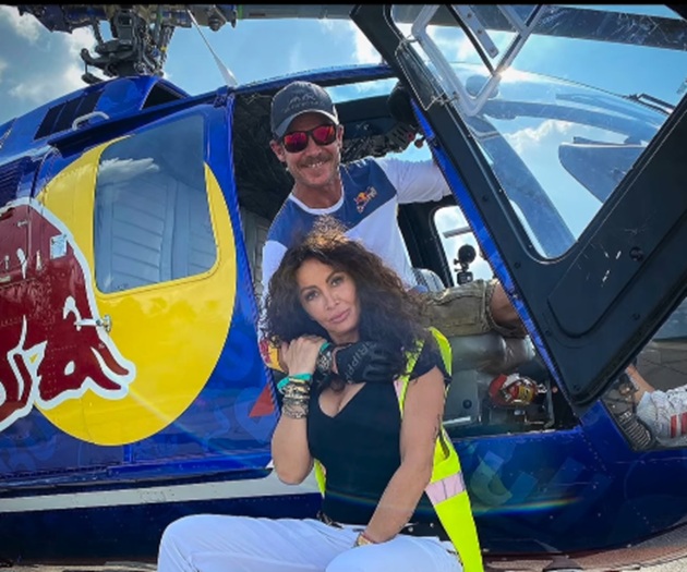 Felix Baumgartner țin&acirc;nd-o pe Mihaela Rădulescu de g&acirc;t &icirc;n timp ce cobora dintr-un elicopter
