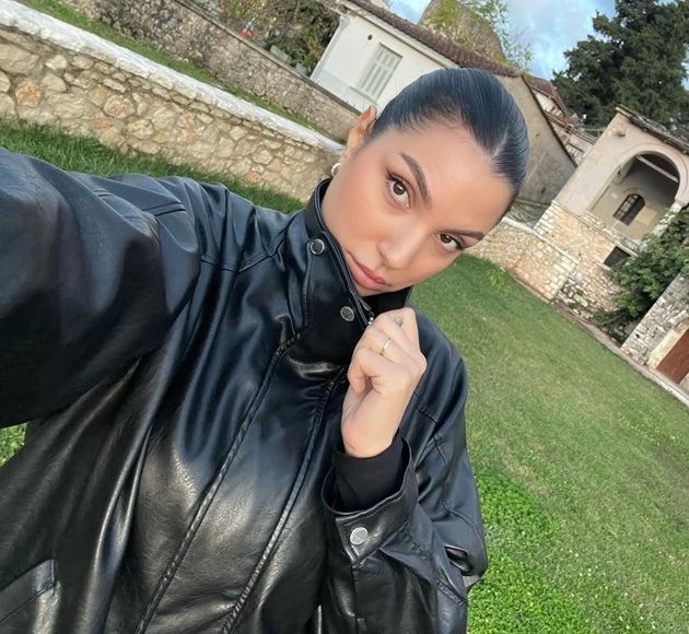Nikolina Drăghici, fiica lui Damian Drăghici, purt&acirc;nd o geacă neagră de piele cu guler &icirc;nalt, &icirc;n timp ce avea părul prins &icirc;n coadă