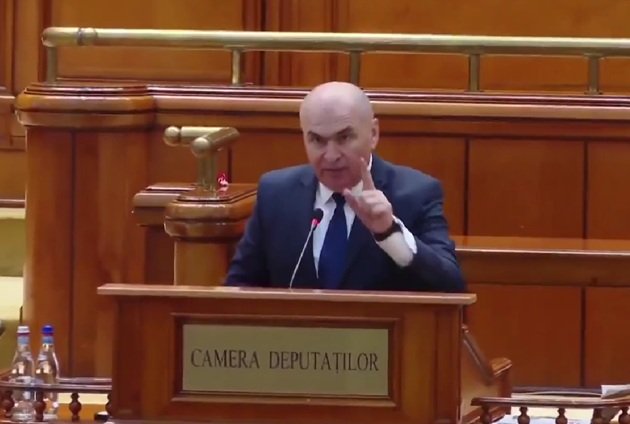 Ilie Bolojan la Camera Deputaților, vorbind &icirc;n fața celorlalți politicieni, după ce Guvernul său a fost demis prin moțiune de cenzură