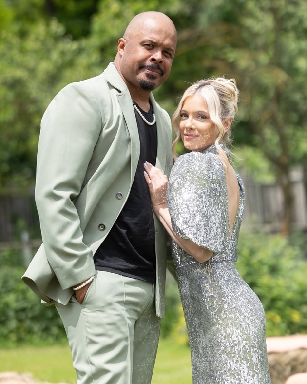 Cabral și soția sa, Andreea Ibacka, la o petrecere &icirc;mpreună, &icirc;mbrăcați elegant, ea &icirc;n rochie argintie din paiete, iar el &icirc;ntr-un costum deschis la culoare