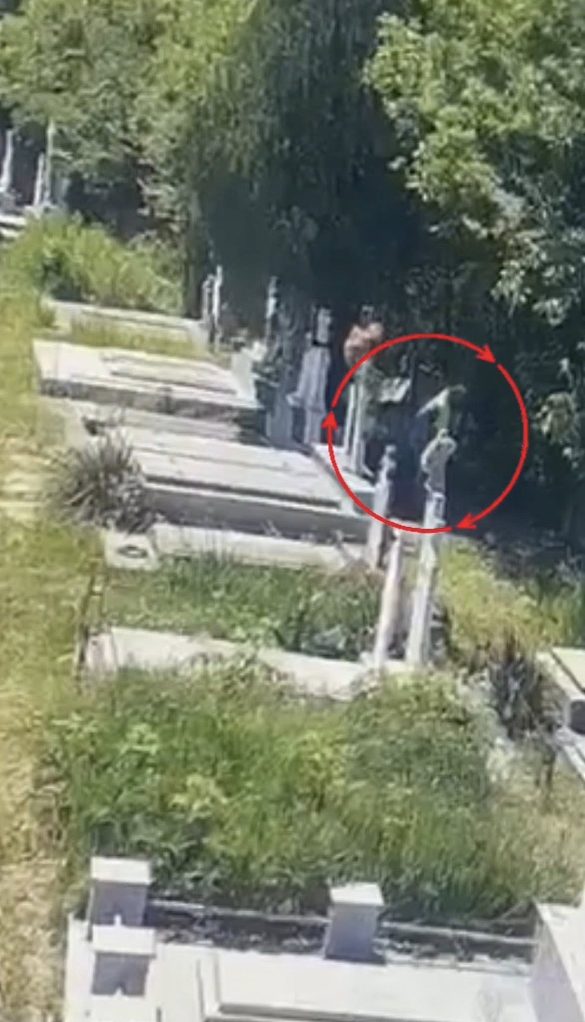 Imagine surprinsă de camerele de supraveghere cu deținutul&nbsp;Popescu Costinel Tiberiu care se schimba &icirc;n cimitir după evadare