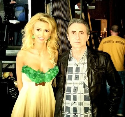 Andreea Bălan &icirc;ntr-o rochie galbenă cu detalii verzi &icirc;n zona bustului, și tatăl ei, Săndel Bălan, &icirc;n tricou &icirc;n carouri și geacă neagră de piele