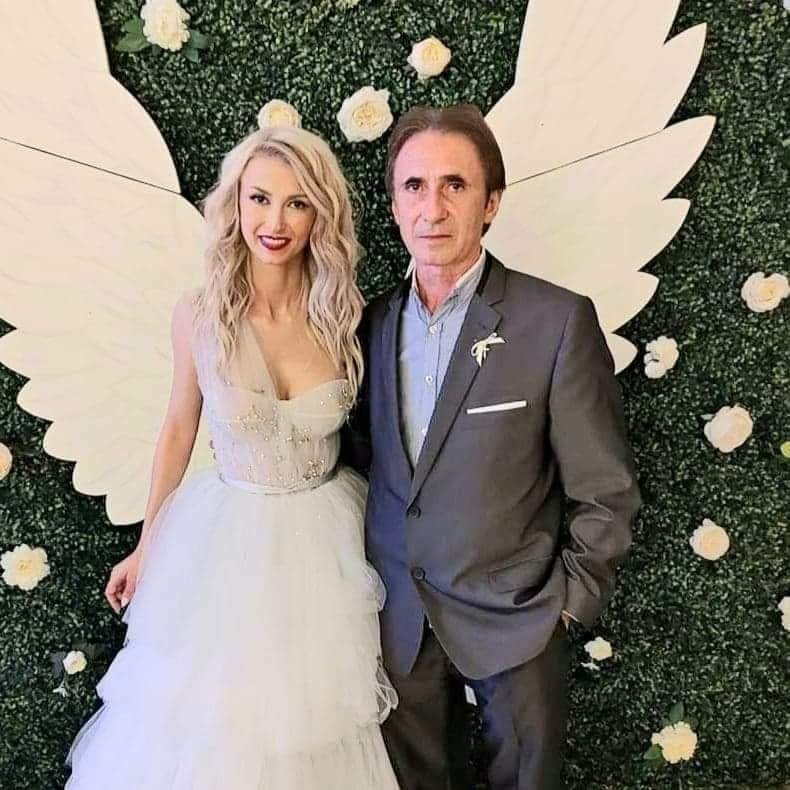 Săndel Bălan l&acirc;ngă fiica lui Andreea Bălan, &icirc;n rochie de mireasă, la nunta acesteia cu George Burcea, &icirc;n 2019, făc&acirc;ndu-și &icirc;mpreună o poză la panoul foto