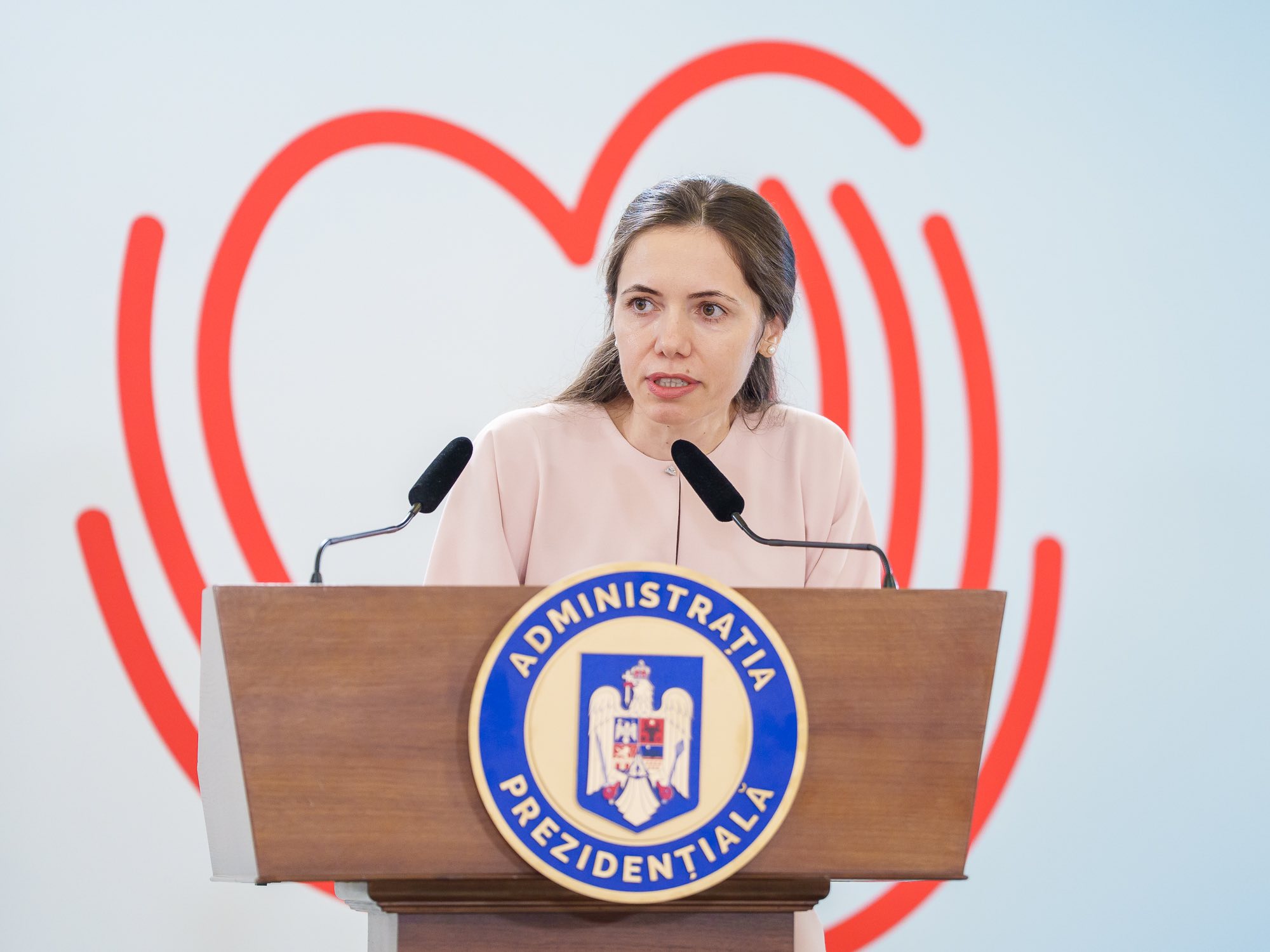 Mirabela Grădinaru, partenera președintelui Nicușor Dan, la un pupitru pe care scrie &bdquo;Administrația prezidențială&rdquo;, vorbind &icirc;n fața unei mulțimi