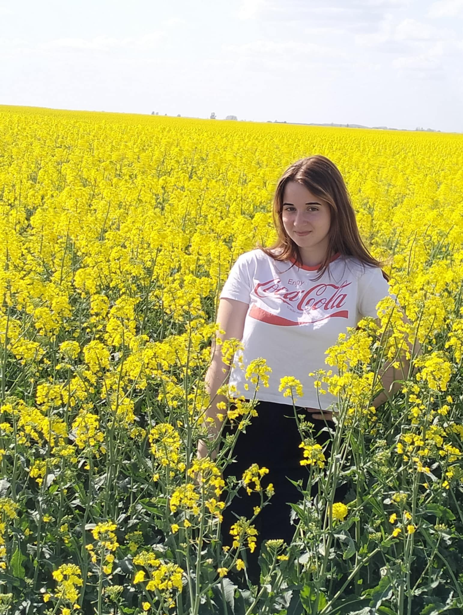 Alisia, t&acirc;năra de 18 ani ucisă&nbsp;la o fermă din localitatea&nbsp;Parhida, fotografiindu-se &icirc;n lanul de rapiță, cu un an &icirc;nainte să fie ucisă pe c&acirc;mp