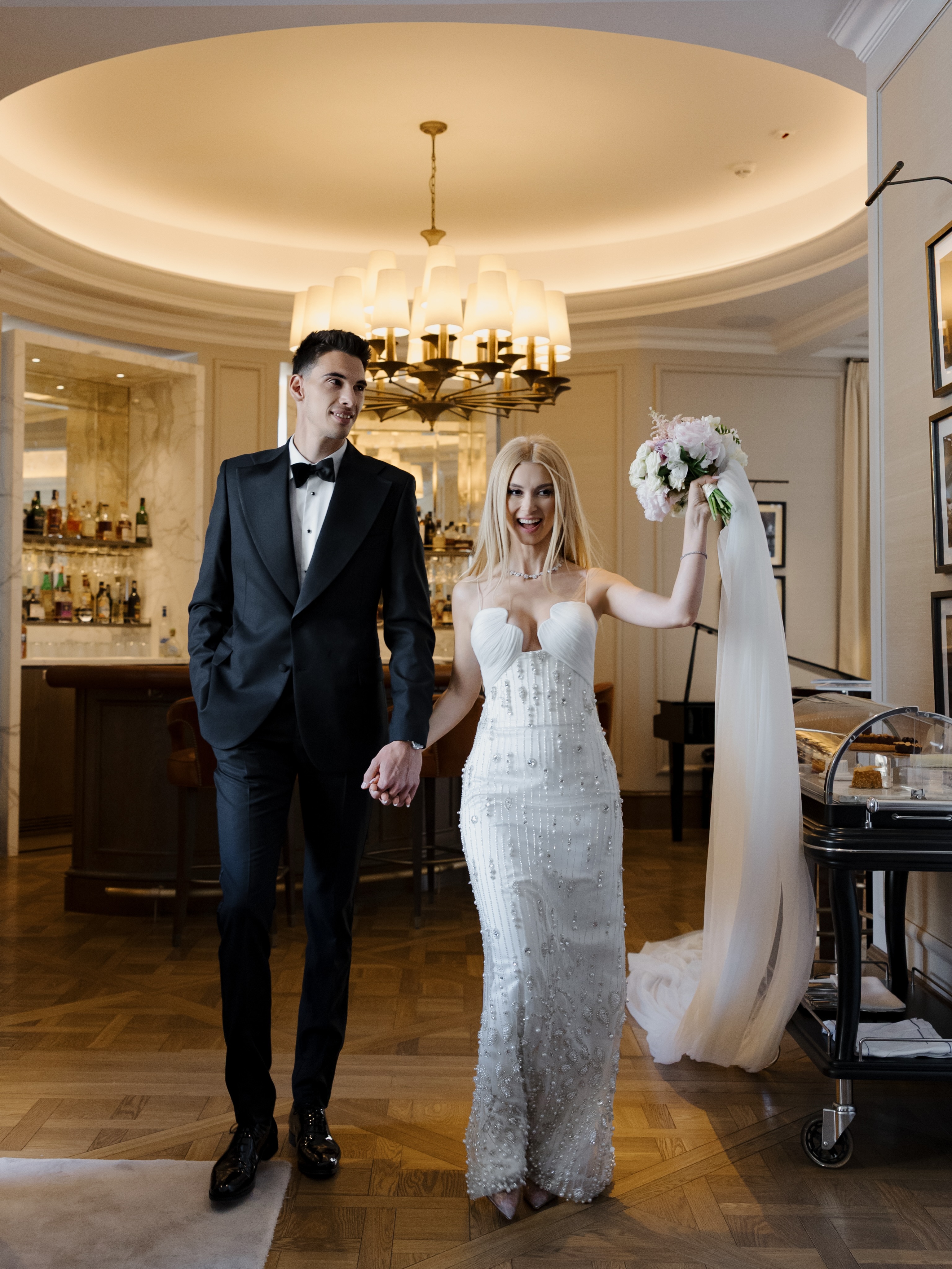 Andreea Bălan și Victor Cornea &icirc;n ziua nunții, fericiți, &icirc;mbrăcați &icirc;n mireasă și mire, &icirc;n timpul ședinței foto, &icirc;ntr-un hotel din București