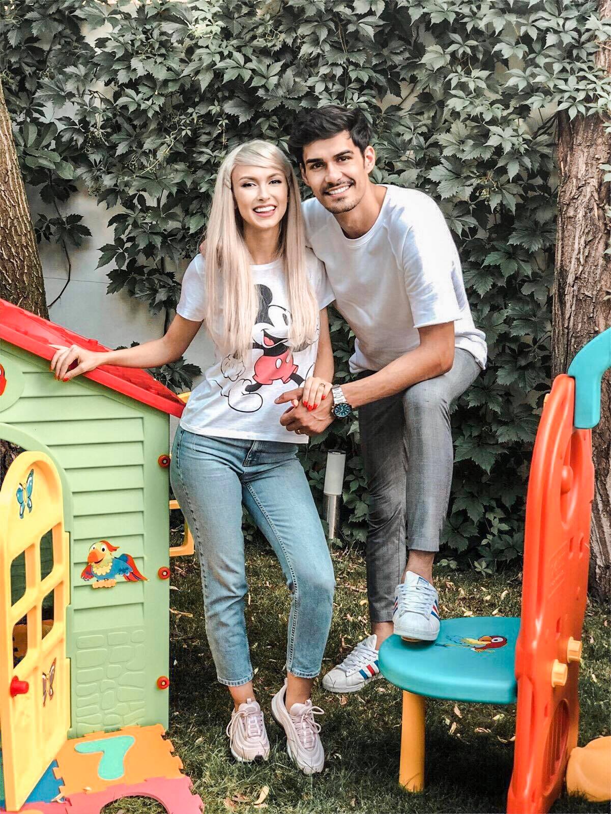 Andreea Bălan și George Burcea c&acirc;nd &icirc;ncă formau un cuplu, z&acirc;mbitori și &icirc;mbrățișați, la locul de joacă al fetițelor pe care le au &icirc;mpreună.