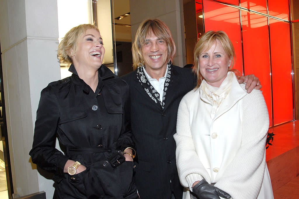 Sharon Stone alături de frații ei, Michael Sone și de Kelly Stone, țin&acirc;ndu-se &icirc;n brațe, z&acirc;mbitori, &icirc;mbrăcați toți &icirc;n alb și negru la un eveniment
