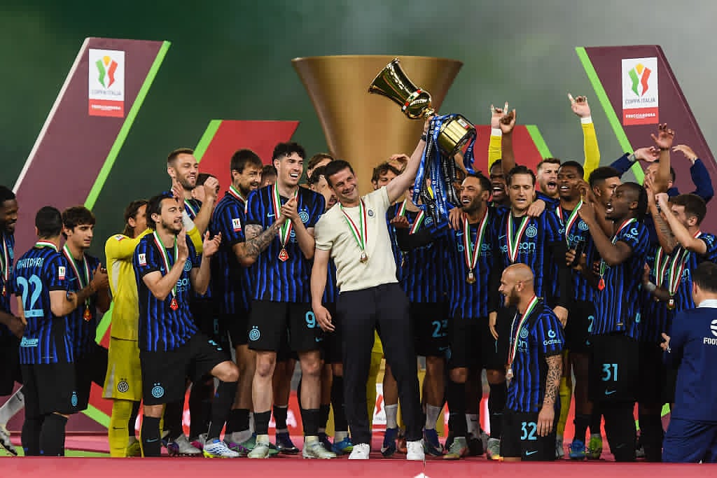 Cristi Chivu, țin&acirc;nd Cupa Italiei &icirc;n m&acirc;nă, alături de echipa sa care se bucură &icirc;mpreună pentru victorie