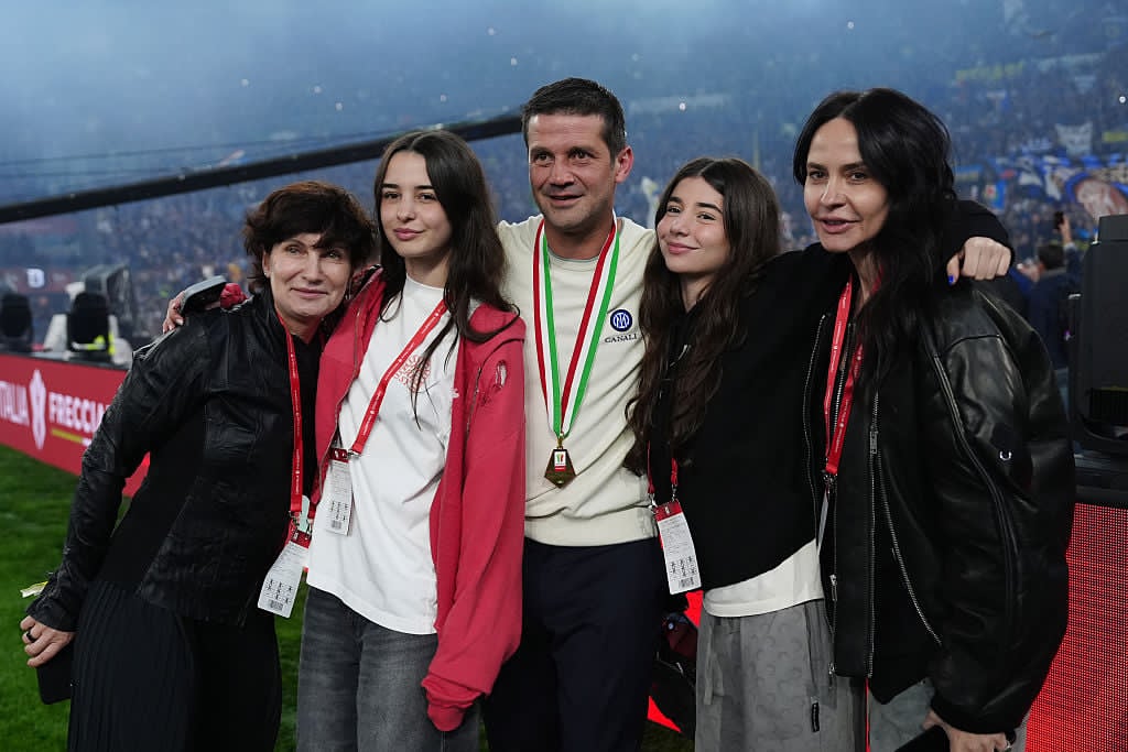 Cristi Chivu z&acirc;mbitor, cu medalia la g&acirc;t, &icirc;mbrățiș&acirc;ndu-și fiicele, soția și sora pe teren, la finala Cupei Italiei pe care a c&acirc;știgat-o
