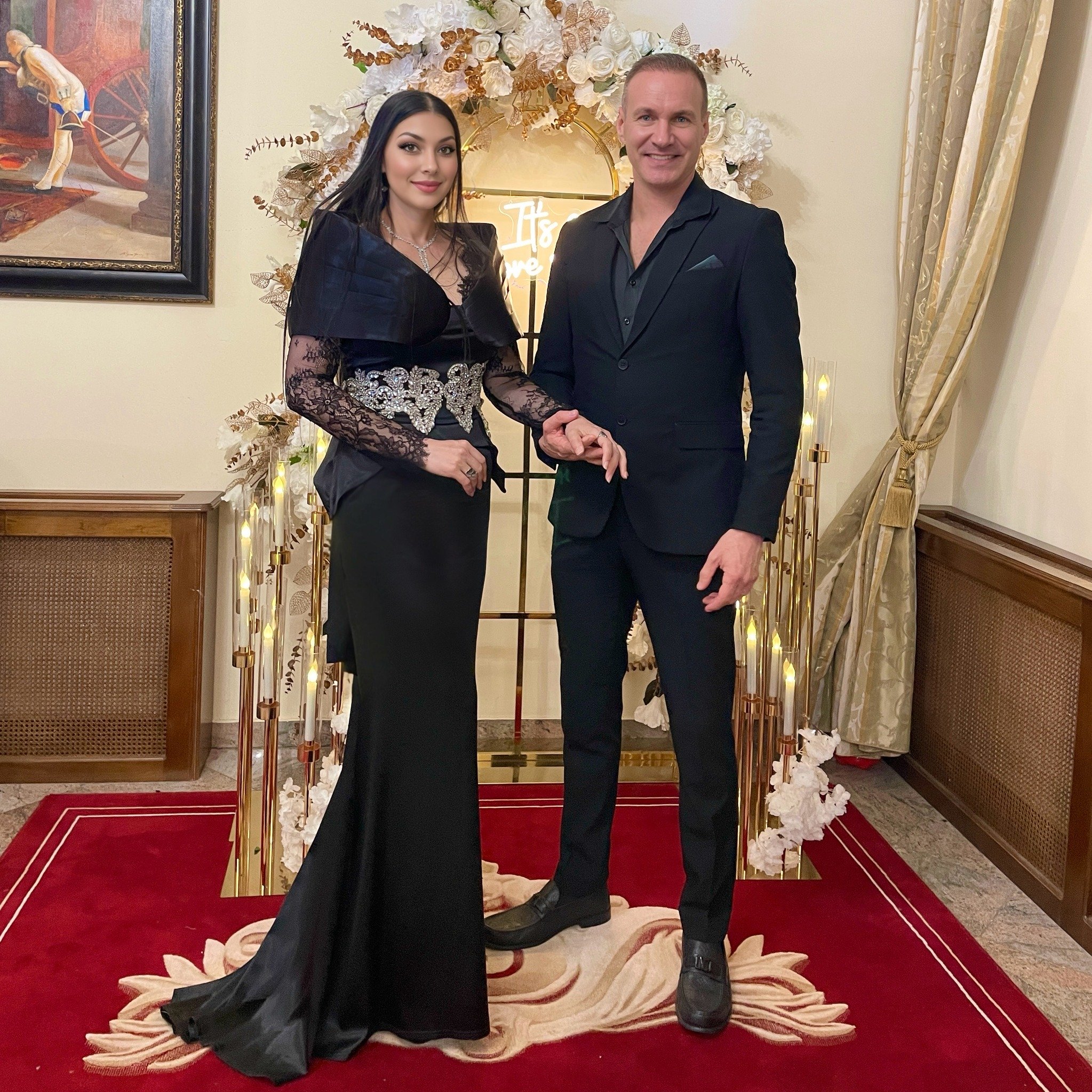 Medana și Alin Oprea, țin&acirc;ndu-se la m&acirc;nă la un eveniment la care s-au &icirc;mbrăcat am&acirc;ndoi &icirc;n negru, ea &icirc;n rochie tip sirenă și el &icirc;n costum elegant