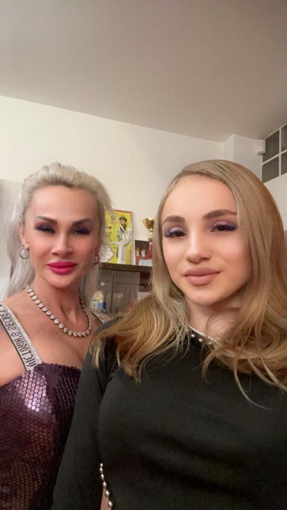 Camelia Voinea alături de fiica ei, Sabrina Voinea, &icirc;mbrăcate elegant pentru un eveniment, &icirc;n negru și argintiu