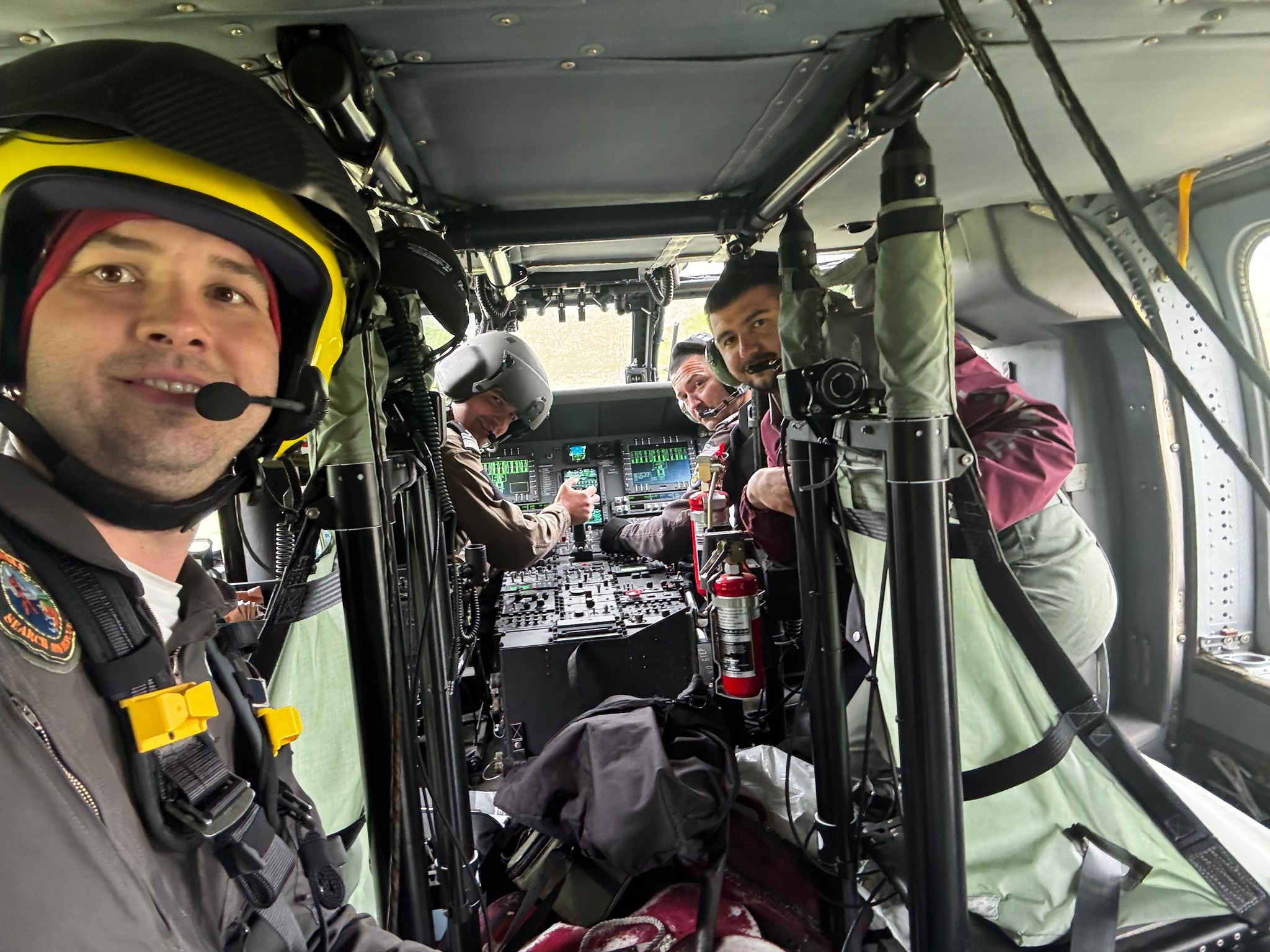 Mihail Soare, salvatorul lui Alexandru, &icirc;n elicopter, alături de colegii săi, &icirc;n timp ce poartă toți echipamentul de zbor