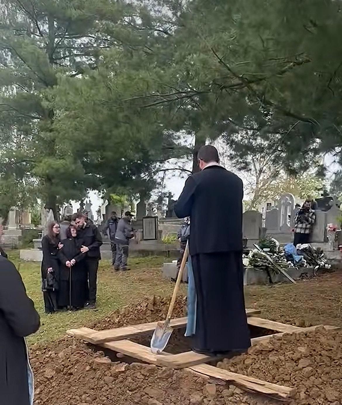 Mama lui Ioan Isaiu sfâșiată de durere la cimitir, lângă mormântul actorului, privind cum preotul pune pământ peste sicriul fiului ei