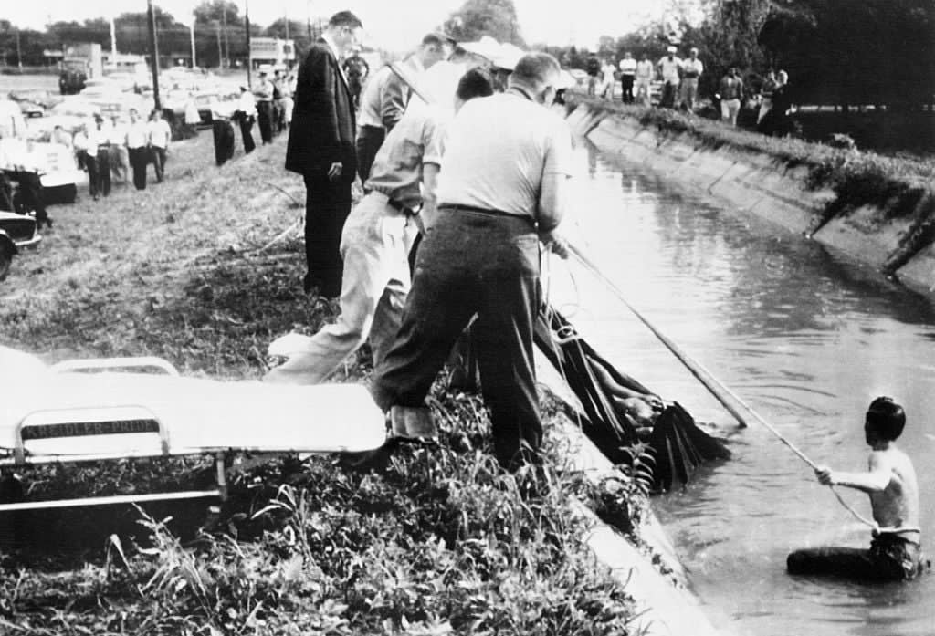 Imagine alb-negru din 1060, cu autoritățile care au găsit-o pe Irene Garza &icirc;ntr-un canal de irigații, după ce a dispărut de la biserica la care a mers să se spovedească