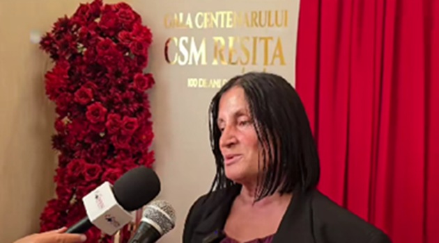Mariana Chivu, mama lui Cristi Chivu, cu părul tuns p&acirc;nă la umeri, &icirc;mbrăcată &icirc;n bluză neagră și sacou negru, acord&acirc;nd un interviu presei