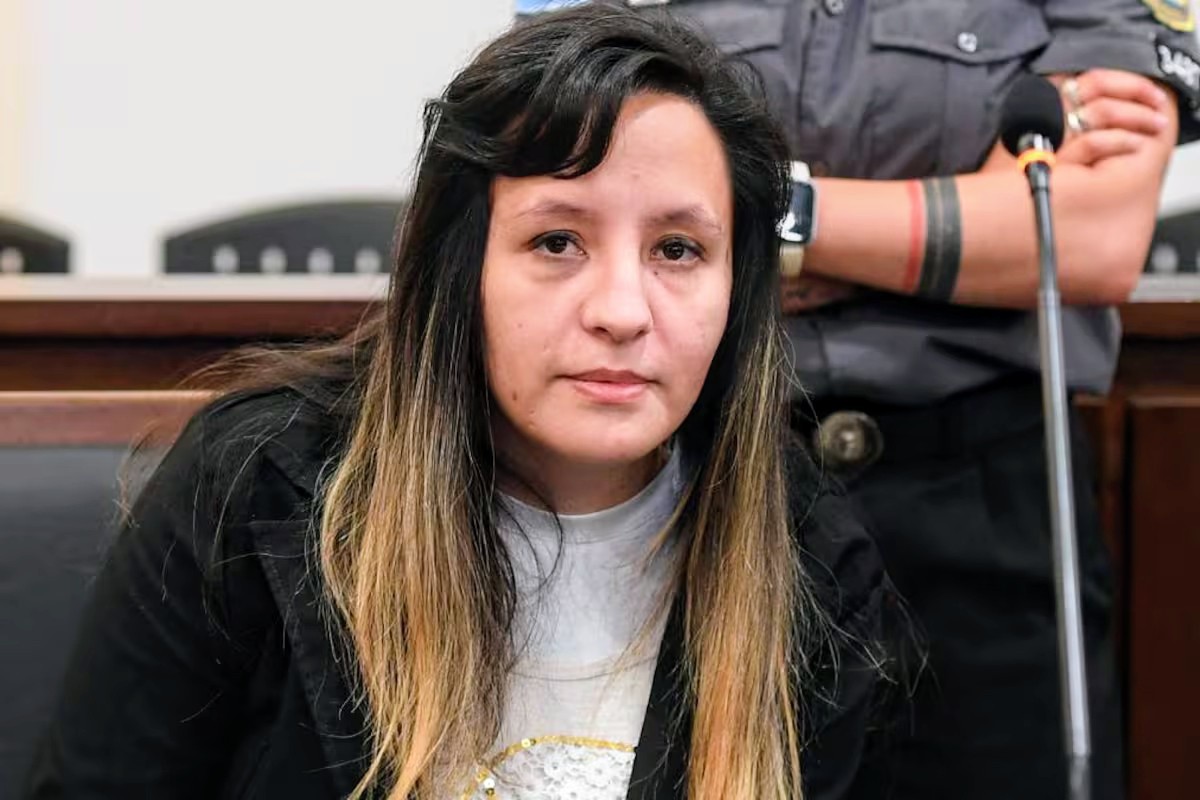 Karen Oviedo la tribunal, &icirc;n fața judecătorilor, vizibil afectată de procesul prin care a trecut după ce a comis două crime