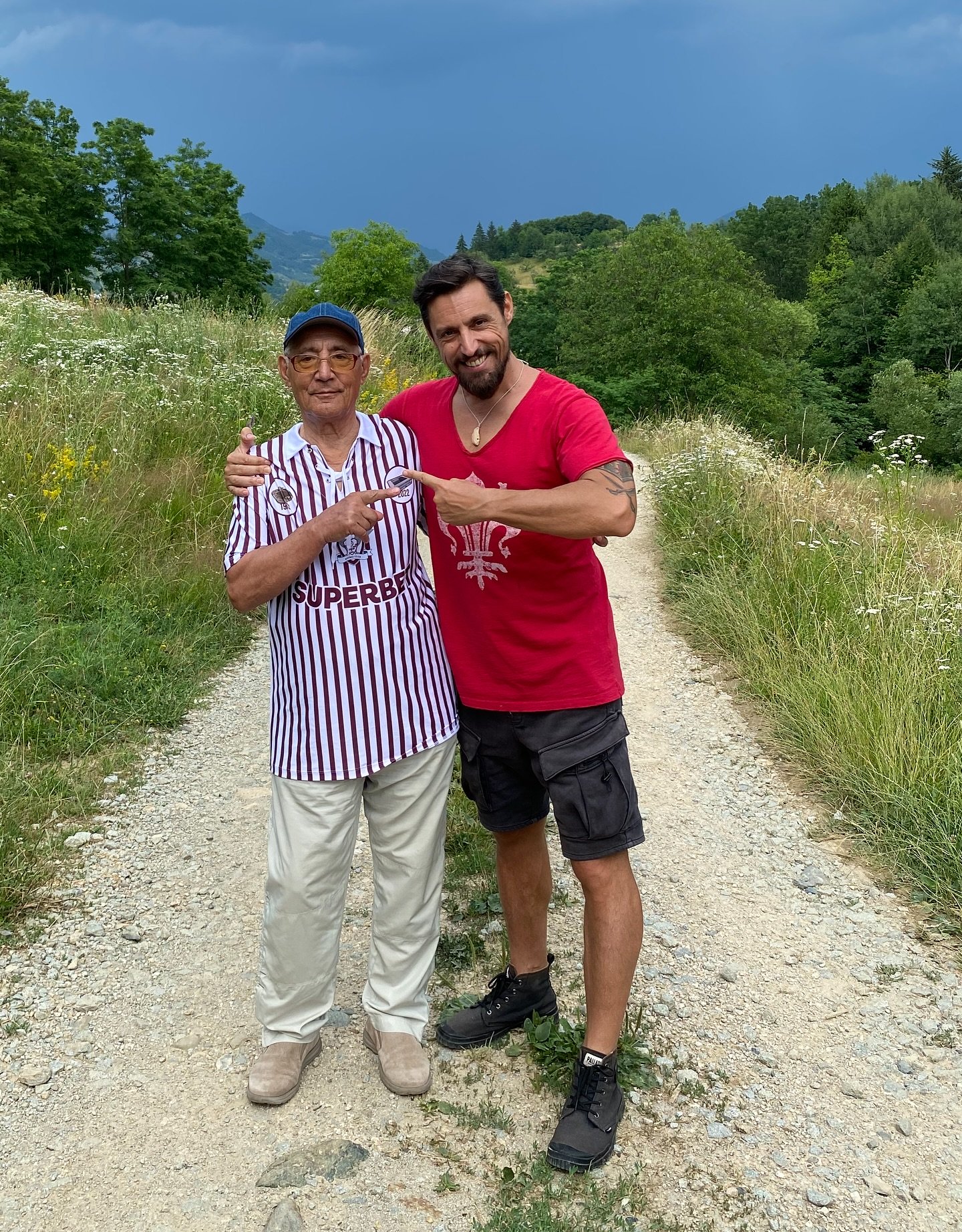 Daniel Pavel z&acirc;mbitor, &icirc;n natură, alături de tatăl său, la o plimbare &icirc;ntr-o zonă montană, &icirc;mbrăcați am&acirc;ndoi lejer