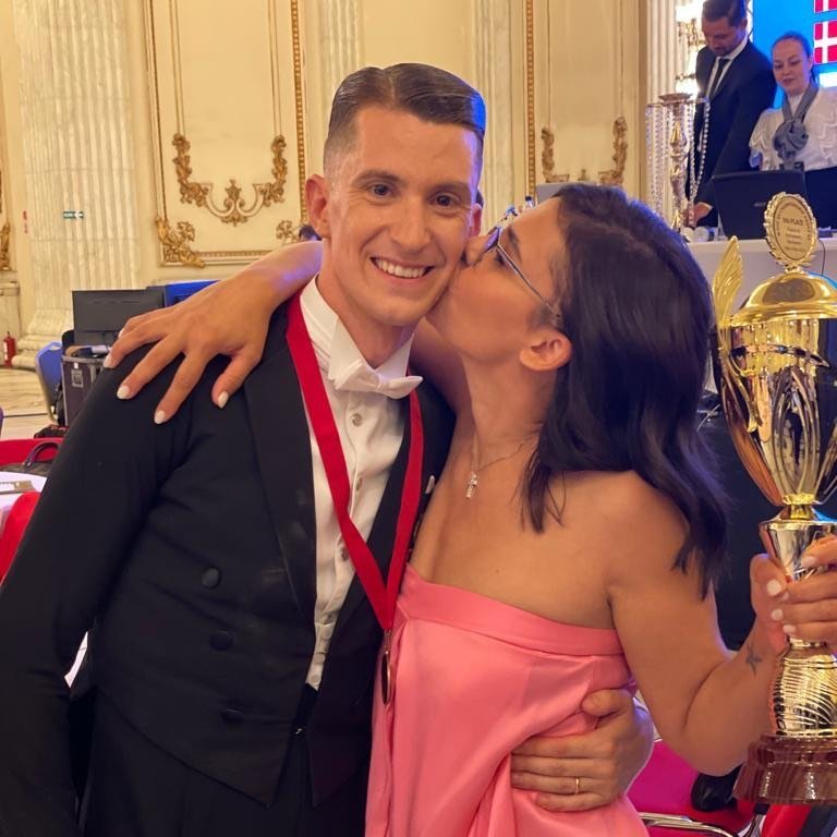 Andreea Popescu sărut&acirc;ndu-l pe obraz pe Rareș Cojoc pe vremea c&acirc;nd &icirc;ncă erau soț și soție și l-a &icirc;nsoțit la o competiție de dans