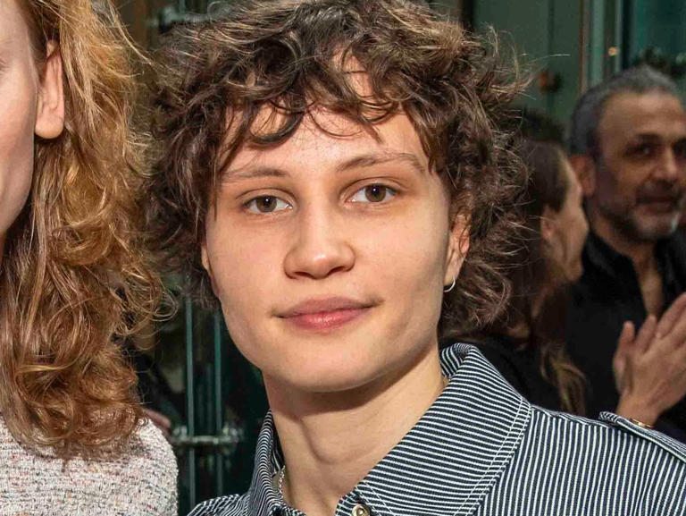 actrița Luna Jordan &icirc;ntr-o cămașă &icirc;n dungi, la un eveniment