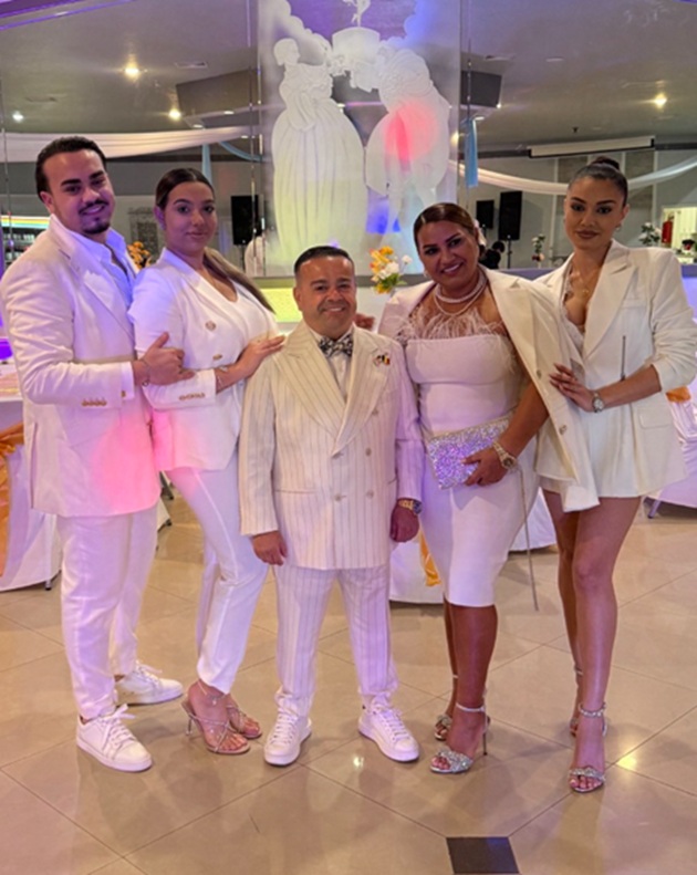 Toată familia lui Adrian Minune la un eveniment, &icirc;mbrăcată &icirc;n alb, &icirc;n haine elegante