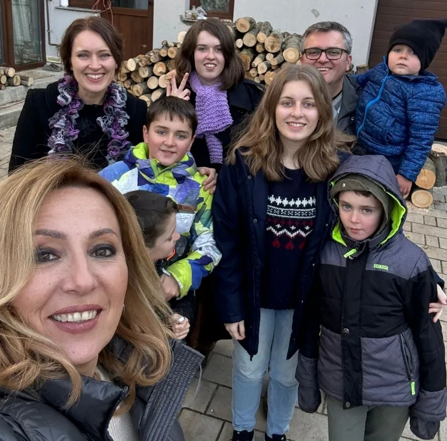 Jurnalista Irina Păcurariu&nbsp;alături de familia Bodnariu, formată din soții Marius și Ruth și copiii acestora
