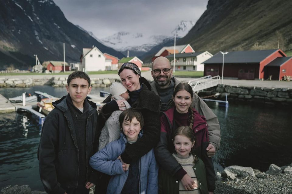 Fotografie cu familia Bodnariu c&acirc;nd trăia &icirc;n Norvegia și s-a fotografiar cu peisajul montan din zona &icirc;n care locuiau c&acirc;nd aveau doar cinci copii