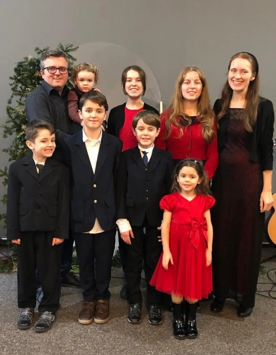 Familia Bodnariu &icirc;n prezent, după ce soții Marius și Ruth au mai adus pe lume &icirc;ncă doi copii și s-au mutat cu toții &icirc;n Rom&acirc;nia