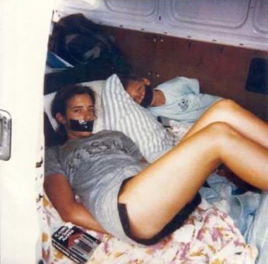Fotografia găsită după dispariția Tarei Calico, cu o t&acirc;nără și un băiețel cu m&acirc;inile legate la spate și gurile acoperite cu bandă izolieră