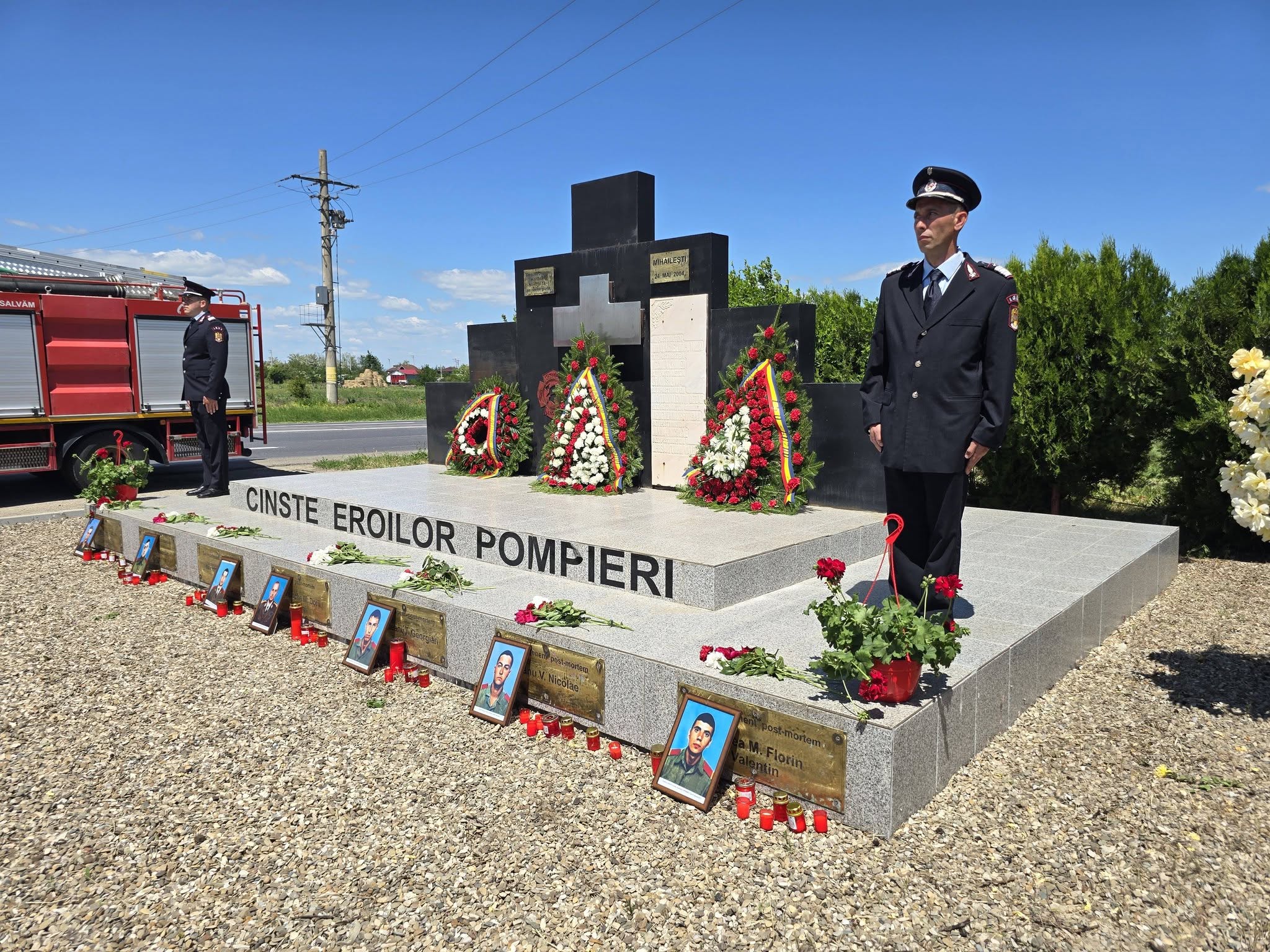 Monument ridicat în cinstea eroilor pompieri morți în explozia din Mihăilești, județul Buzău, pe 24 mai 2004, locul în care se comemorează moartea lor an de an