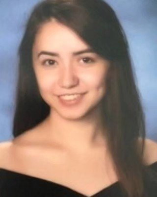 Katie Fusco, fiica dată spre adopție de Alyssa și Steven Pladl, z&acirc;mbitoare, &icirc;ntr-o bluză neagră cu umerii goi, țin&acirc;ndu-și părul desfăcut pe spate