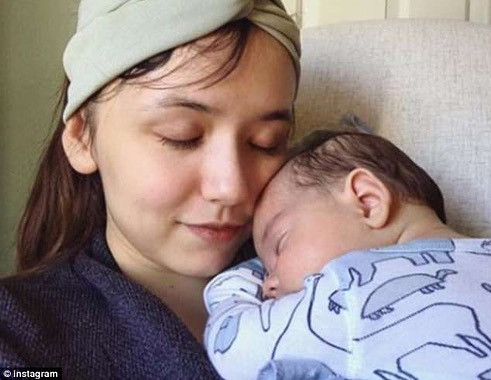 Katie Pladl țin&acirc;ndu-l pe pieptul ei pe fiul său din relația incestuasă pe care a avut-o cu tatăl ei biologic, care i-a devenit soț