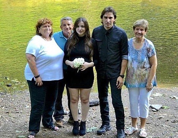 Katie și Steven Pladl la cununia civilă, alături de mama bărbatului și de părinții adoptivi ai fetei