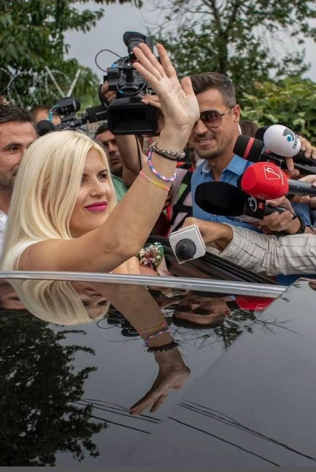 Elena Udrea și partenerul ei, Adrian Alexandrov, acaparați de reporteri după eliberarea ei din &icirc;nchisoare