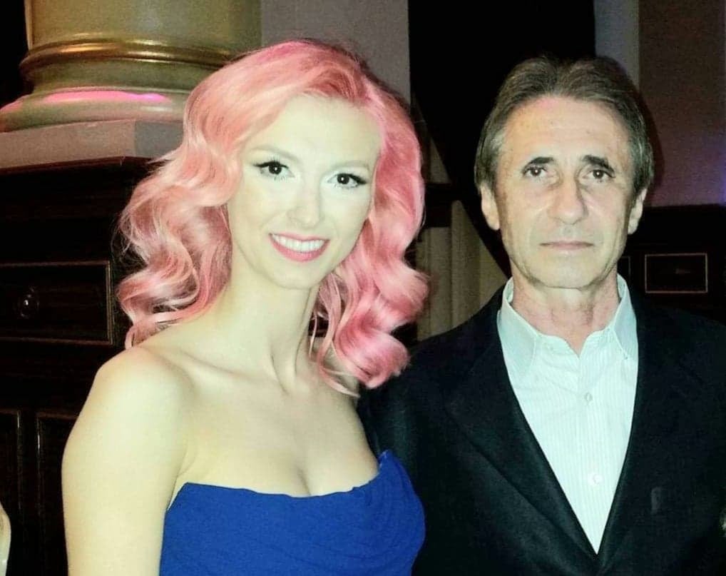 Andreea Bălan z&acirc;mbitoare, &icirc;ntr-o rochie albastră cu umerii goi, st&acirc;nd l&acirc;ngă tatăl ei, Săndel Bălan, &icirc;mbrăcat &icirc;n cămașă albă și sacou negru
