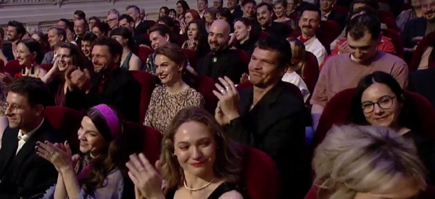 Tudor Chirilă și Iulia Mîzgan la Gala Premiilor UNITER 2026, în public, stând unul lângă celălalt și aplaudând discursul plin de umor al lui Victor Rebengiuc