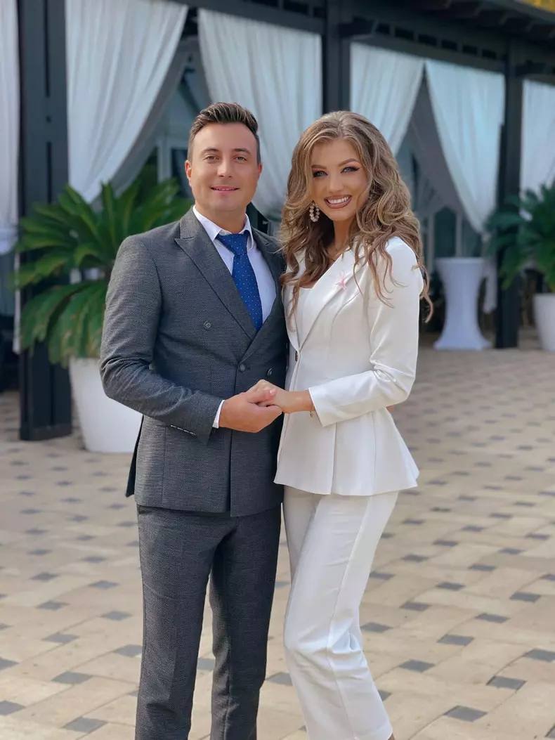 Valentin Sanfira și Codruța Filip, &icirc;mpreună la un eveniment, st&acirc;nd apropiați și țin&acirc;ndu-se de m&acirc;nă, &icirc;n timp ce erau am&acirc;ndoi &icirc;mbrăcați elegant, el &icirc;n costum gri &icirc;nchis, iar ea &icirc;ntr-un compleu alb