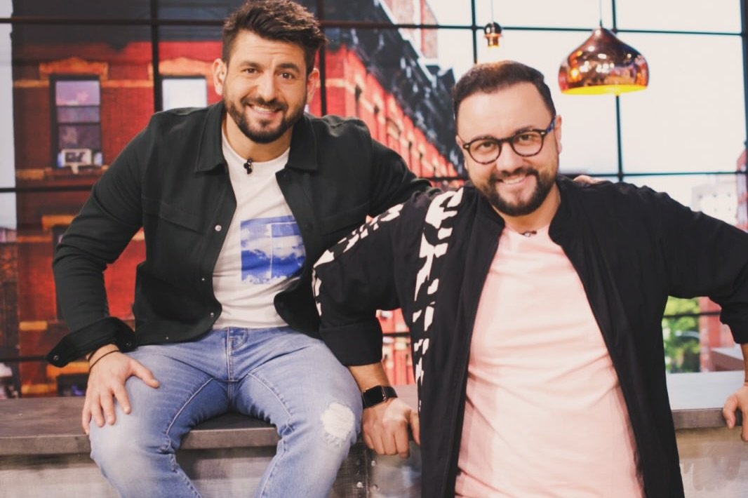 Radu Ciucă și Cătălin Măruță, z&acirc;mbitori &icirc;mpreună la barul din platoul de la ProTV, unde se filma emisiunea &bdquo;La Măruță&rdquo;
