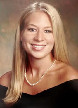 Natalee Holloway z&acirc;mbitoare, &icirc;ntr-o rochie neagră cu umerii goi, purt&acirc;nd perle la g&acirc;t