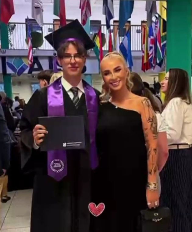 Laurențiu Reghecampf Jr. &icirc;n ziua absolvirii, &icirc;mbrăcat &icirc;n robă, cu tocă pe cap, țin&acirc;nd diploma &icirc;n m&acirc;nă, alături de mama lui, Anamaria Prodan