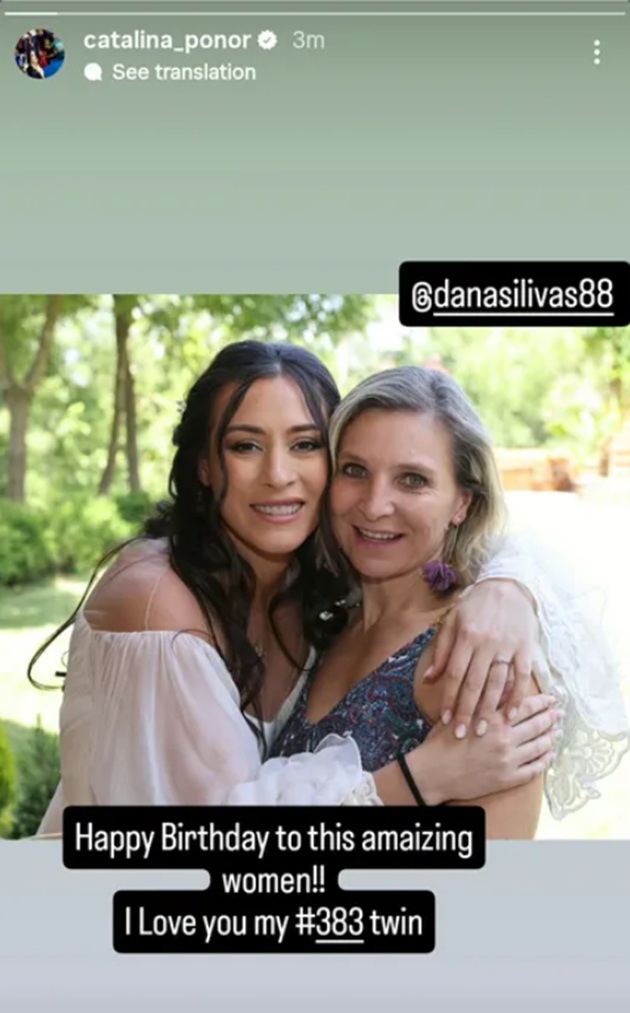 Cătălina Ponor &icirc;mbrățiș&acirc;nd-o str&acirc;nd pe Daniela Silivaș, &icirc;n timp ce am&acirc;ndouă z&acirc;mbeau larg
